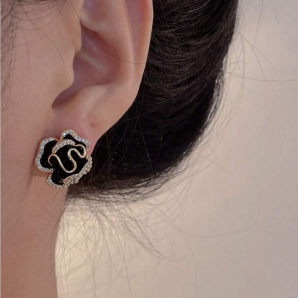 BRAND NEW🖤Vintage French Design Luxurious Rhinestone Floral Stud Earrings - Picture 2 of 5